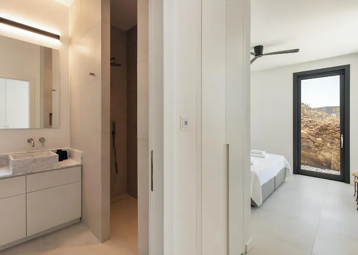 Moonhouse Paros Kostos