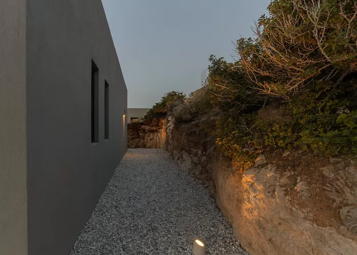 Moonhouse Paros Kostos